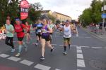 Harald Fümel (re.) hatte sich gleich zum Laufbeginn dem Pacemaker über eine Stunde und zehn Minuten angeschlossen. Das gleichmäßige Tempo zahlte sich aus, denn im Ziel bleib Fümels Uhr bei 01:10:43 stehen.