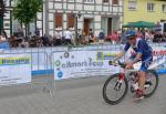 Renate Liedtke nach ihrer ersten Rennradrunde auf dem Marktplatz in Arendsee. Ein paar Kurven später geht es erneut auf weitere 13 Kilometer hinaus aus der Stadt.