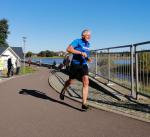 Am Vortag noch einen Hindernislauf bei Leipzig gefinisht und dann schon wieder beim Brückenlauf in Schönebeck am Start: Jens-Uwe Börner. Während er beim Matschlauf schmerzlich seinen Fotoapparat vermisste, konnte er in Schönebeck wieder als „rasender Reporter“ seine Unterwegs-Bilder machen.