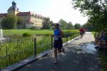 Schlussspurt für Janine Wuwer in das Ziel. Im Hintergrund grüßt das Schloss Moritzburg. 