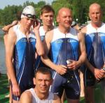 Mit Martin Wille (l.) kam ein Altersklassensieger aus Gaensefurth. Daniel Ragoß (2.v.l.) wurde Dritter, Olaf Moch Fünfter, Toralf Schmidtschneider Siebter und Steffen Schöler (knieend) Achter  in ihren Altersklassen.