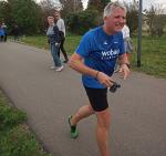 Jens-Uwe Börner, wie man ihn kennt, auf der Halbmarathonstrecke.