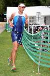 Nachdem Steffen Schöler nach dem Schwimmen intern in Führung liegend im Wechselgarten einige Teamkollegen ziehen lassen musste, kam er am Ende als dritter Gaensefurther ins Ziel. 