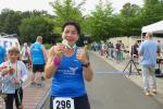 Erster Lauf absolviert! Nancy Bothe hält stolz ihre erste Finisher-Medaille über 5,4 Kilometer in der Hand. Eine weitere bekam sie wenig später beim Zieleinlauf über die doppelte Distanz.