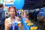 Finisher, Medaille, Butterkuchen, Bierchen und ein geschenkter Luftballon – das Paradies für Sabine Börner von der Gaensefurther Sportbewegung.