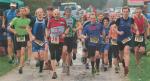 Das Starterfeld von gut 50 Teilnehmern beginnt mit einer 10 km Lauf Laufrunde. (l. Steffen Schöler, 4.v.l. Torsten Blauwitz). Foto: Frank Drexler, MZ.