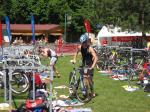 Martin Wille in der Wechselzone zwischen den Disziplinen Schwimmen und Radfahren.