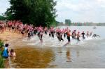 Die Sprung ins kühle Naß fiel den etwa 300 Triathleten bei diesen tropischen Temperaturen nicht schwer.