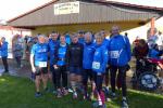 Während sich Emily Siebert und Jens Stampnik ordentlich auf ihre Wettkämpfe vorbereiteten und beim Warmlaufen waren, nahm sich der Rest Bode-Runners die Zeit für ein Gruppenbild vor dem Start in Meisdorf: Jens-Uwe Börner, Daniel und Janine Wuwer, Verena Hildebrandt, Jens Kunkel, Harald und Christa Fümel, Dirk Meier und Josef Hindricks (v.l.).