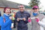 Sabine Börner, Nico und Kathleen Mahler (v.l.) sicherten sich vor Laufbeginn über die Halberstädter Spiegelsberge zunächst ein Los für die 84 bereitgestellten Karpfen.