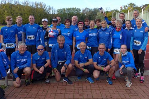 Die Mannschaft der Bode-Runners 2021 (stehend v.l.): Marc Krüger (LA), Tom Krüger (LA), Sven Wagner, Katrin Winkler-Hindricks,Sandra Homann,Drk Meier, Kathleen Mahler, Olaf Bothe, Sabine Börner, Heike Lenz, Janine Wuwer, Nancy Bothe, Kirsten Geist, Anke Delius, Petra Becker, Rinaldo Schielke, Annika Delius, Edgar Schmidtke, Renate Liedtke, (Kniend v.l.): Jens-Uwe Börner, Stefan Sindermann, Josef Hindricks, Thomas Braun, Jürgen Günther, Susi Bechstein.