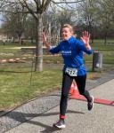 Freude pur bei Anke Delius, denn der 40. Einetallauf vor einem Jahr war ihr allererster Wettkampf mit den Bode-Runners. Über fünf Minuten konnte sie ihre Zielzeit gegenüber dem Vorjahr verbessern. Da führte das regelmäßige Training so wunderbar zum Erfolg.

