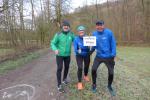 Während Lutz Hülskath (li.) bereits 50 Radkilometer in den Beinen stecken, hat er mit den beiden Bode-Runners Claudia Meier und Josef Hindricks hier den Wendepunkt der Zehn-Kilometer-Distanz erreicht. Nun nur noch 55 Kilometer zurück nach Bernburg…