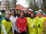 Bode-Runners Petra Becker (l.), Sabine Börner (2.v.r.) und Jens-Uwe Börner (r.) im gelben Sack, zusammen mit den Ascherslebener Startern.