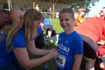 Mamas Startvorbereitungen bei Jette Zaschke zum Zwei-Kilometer-Rennen der Jüngsten in Giersleben