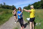 Ganz neu bei den Bode-Runners und hier sehr durstig, ist Anita Bock am Wasserstand an der 5,7-Kilometer-Strecke.