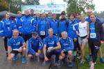 Die Bode-Runners der Gaensefurther Sportbewegung mit Sicherheitsabstand zur Zeiterfassung vor dem Start: Geburtstagskind Jürgen Günther, Stefan Sindermann, Edgar Schmidtke, Jens-Uwe Börner (u.v.l.), Annika Delius, Marc und Tom Krüger, Rinaldo Schielke, Renate Liedtke, Harald Fümel, Anke Delius, Christa Fümel, Sandra Homann, Sabine Börner, Kathleen Mahler, Kirsten Geist, Oliver Klepsch Janine Wuwer (o.v.l.)