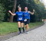 Ein letzter Lauf mit den Bode-Runners f&uuml;r Anke Delius (li.). Da sie ihren Wohnsitz wechselt, wird so ein Wettkampf, wie hier in Aschersleben mit Nancy Bothe, in Zukunft selten sein. Doch Lauffreundschaften halten bekanntlich ein Leben lang!