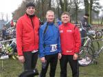 Die Triathleten Steffen Sch&ouml;ler, Ralph V&ouml;lker und Jens-Uwe B&ouml;rner (v.l.) begannen die Saison mit einem spektakul&auml;ren Wettkampf im Schlamm.