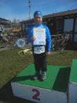 Stolz pr&auml;sentiert der j&uuml;ngste Triathlet des Vereins seine Urkunde.