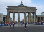 Kathleen Mahler durchl&auml;uft das Brandenburger Tor in Berlin und finisht nach &uuml;ber sechs Stunden ihren ersten Marathon 