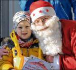 Der Nikolaus &uuml;berreichte Jannis Br&ouml;sel die Urkunde f&uuml;r Platz 2 &uuml;ber die 200m m&auml;nnlich der Vorschulkinder.