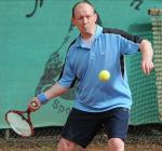 Andreas Trensinger musste sein Einzel knapp in drei S&auml;tzen an den Biederitzer J&uuml;rgen Stamann abgeben. Foto: Norbert Wulf, Volksstimme