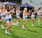 Die Mädchen der Dance-Factory Egeln haben zahlreiche Auftritte wie hier beim Tag der Egelner Mulde in Hakeborn.
Foto: R. Kiel, Volksstimme Die Mädchen der Dance-Factory Egeln haben zahlreiche Auftritte wie hier beim Tag der Egelner Mulde in Hakeborn.
Foto: R. Kiel, Volksstimme