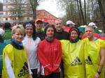 Bode-Runners Petra Becker (l.), Sabine Börner (2.v.r.) und Jens-Uwe Börner (r.) im gelben Sack, zusammen mit den Ascherslebener Startern.