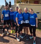 Während Lina Epperlein bereits beim ¾ Marathon kämpft, reihen sich die Bode-Runners der sechs und zwölf Kilometerstrecken zum Gruppenbild auf: Rinaldo Schielke, Stefan Sindermann, Daniel Wuwer, Christa und Harald Fümel, Janine Wuwer (v.l.)