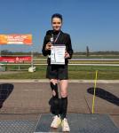 Lina Epperlein (Mitte) war die große Gewinnerin über den ¾ Marathon beim17. Herrenkrugparklauf in Magdeburg. Auf Platz zwei lief Angela Gukasjan (li.) vom HSV Medizin Magdeburg, Dritte wurde Annika Wallstab (WunschTeam, re.).