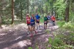 Kirsten Geist kennt den Rennsteig bereits und startet hier nicht zum ersten Mal über die anspruchsvolle Marathondistanz. Während Katrin-Winkler Hindricks in 04:20 Stunden finisht, läuft Geist nach 04:28 Stunden durch das Ziel. Beide erreichen in ihren Altersklassen einen guten 19. Platz.