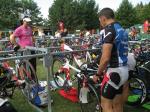 Detlef Schäfer trifft letzte Vorbereitungen an seinem Fahrrad, auf dem 30 km zu absolvieren waren.