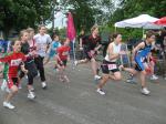 Martin Wille (3.v.r.) beteiligte sich am Triathlon der Kinder, bei dem aufgrund der Wetterbedingungen das Schwimmen durch eine zweite Laufstrecke ersetzt und er somit zum Duathlon wurde.