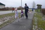 Lotta Siebert wird wohl in die Turnschuhe ihrer großen Schwester Emily treten, denn beim 300 Meter Bambinilauf lief sie an der Seite von Papa Christan als Gesamtdritte ein und nahm dafür ganz stolz eine Urkunde in Empfang.