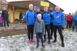 Die Starter beim 46. Punschlauf in Meisdorf mussten sich am nächsten Tag schon etwas wärmer anziehen oder vielleicht mehr Kilometer laufen, um bei feuchtkaltem Januarwetter warm zu werden: Emily Siebert (vorn) und Anke Delius, Olaf Bothe, Kirsten Geist, Nancy Bothe, Jens Kunkel und Jens-Uwe Börner (v.l.).