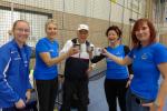 Vertreter der Laufgruppe (v.l.)  Susi Bechstein, Hauptorganisatorin Renate Liedtke, Sabine Börner und Kathleen Mahler begrüßen Adi herzlich in der Salzlandsporthalle in Staßfurt.