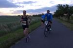 Elke Musial (Startnummer 2013) hält mit 09:26 Stunden den Streckenrekord über die 100 Kilometer-Distanz bei den Frauen. Bei der Kombination mit ihrer Partnerin Juliane Meyer auf dem Fahrrad, hat das Frauenteam nur 09:11 Stunden bis zum Ziel benötigt! Mit dieser Zeit hätten sie sogar bei den Männerstaffeln noch einen Podestplatz erreicht!