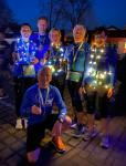 „Stößchen, so jung kommen wir nie wieder zusammen!“ Die sechs Bode-Runners der Gaensefurther Sportbewegung gingen beim Nachtlauf über fünf Kilometer im Spreewald an den Start. Vorher hatten sich Heike Lenz und Peter Brauer (hinten v.r.) über 150 Kilometer warm geradelt.