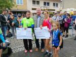 Da haben Sta&szlig;furts L&auml;ufer in der Partnerstadt Eindruck hinterlassen! Viktoriia Kolchyk (Dritte v.l.) erlief sich beim 21. Lehrter Citylauf &uuml;ber vier Kilometer den ersten Platz im Gesamtklassement der Frauen. Stephanie Tr&auml;bert (li.) landete &uuml;ber diese Distanz auf Platz drei gesamt. Emily Siebert von der Gaensefurther Sportbewegung (re.) machte es Kolchyk gleich und war ebenfalls erste „Frau“ &uuml;ber zwei Kilometer. Sta&szlig;furts Stadtoberhaupt René Zok freut sich mit.
