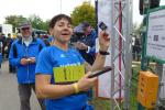 Überglücklich bringt Nancy Bothe ihre 30 Kilometer in das Ziel. Ganz ohne Zeitnahme ging es dann doch nicht: Ein Fahrkartenautomat stempelte die Start- und Zielzeiten der Läufer auf das Ticket. Überglücklich bringt Nancy Bothe ihre 30 Kilometer in das Ziel. Ganz ohne Zeitnahme ging es dann doch nicht: Ein Fahrkartenautomat stempelte die Start- und Zielzeiten der Läufer auf das Ticket.
