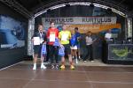 Henry Schmidt (li.) erlief für das Dr.-Frank-Gymnasium den dritten Platz in der Gesamtwertung der Männer über zwei Kilometer. Platz zwei ging an Michael Kaufhold (re., RGF Lehrte/Sehnde), Sieger wurde Johann Röske (Mitte) vom Braunschweiger Laufclub. Henry Schmidt (li.) erlief für das Dr.-Frank-Gymnasium den dritten Platz in der Gesamtwertung der Männer über zwei Kilometer. Platz zwei ging an Michael Kaufhold (re., RGF Lehrte/Sehnde), Sieger wurde Johann Röske (Mitte) vom Braunschweiger Laufclub.