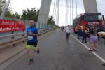Erst drunter durch und dann drüber weg. Jan Zaschke und die Schönebecker Elbauenbrücke, welche die Elbe und die Elbauen mit einer Gesamtlänge von 1.130 Metern überspannt. Erst drunter durch und dann drüber weg. Jan Zaschke und die Schönebecker Elbauenbrücke, welche die Elbe und die Elbauen mit einer Gesamtlänge von 1.130 Metern überspannt.
