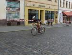 Eisfeld quält sich auf dem Rad durch die Wilhelmstraße in Bernburg.