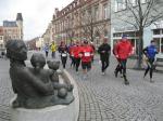 Die Läuferschar beim 4. Stadtwerkelauf mit Start in Aschersleben, durchquert Bernburg.