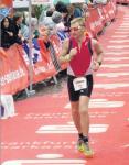 Beim Ironman in Frankfurt genießt Jörg Alex die letzten Meter auf dem roten Teppich in Richtung Ziel. Foto: Volksstimme von Privat