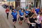 Ein Teil der Strecke führte nach dem Start auch für Olaf Bothe, Nancy Bothe sowie Verena Hildebrand (blaue T-Shirts) durch das kleine Harzstädtchen.