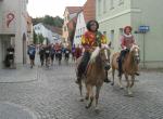 Reiter in historischen Kostümen begleiteten die Läufer zum Start.