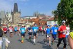 Sylvia Köhn und Lutz Klauß passieren die historische Karlsbrücke bei Kilometer drei.