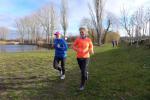 Kathleen Mahler und Petra Becker genießen die Bewegung bei strahlendem Sonnenschein. 